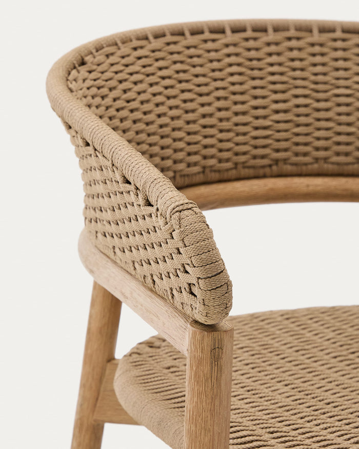 Fauteuil Ordal – détail du pied en bois d'acacia et de son patin