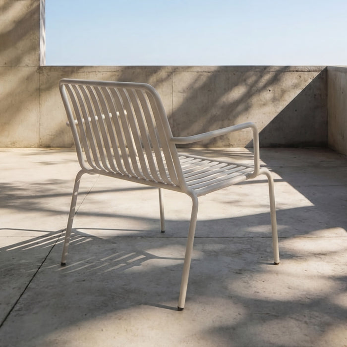 Fauteuil de jardin Gaby – détail des accoudoirs en métal peint
