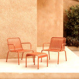 Salon de jardin Gaby en métal orange, deux fauteuils et table d'appoint – vue d'ensemble