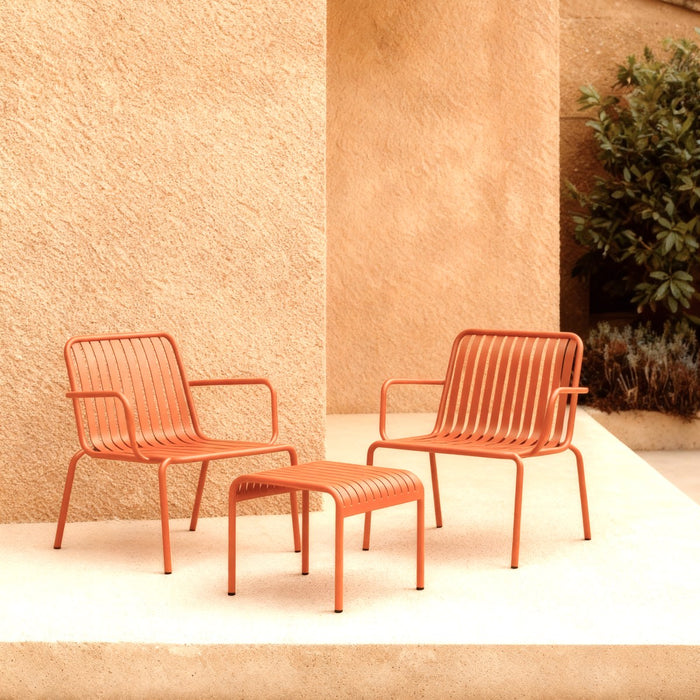 Salon de jardin Gaby en métal orange, deux fauteuils et table d'appoint – vue d'ensemble