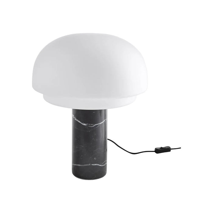 Lampe à poser Larcy avec globe en verre opalin blanc, socle en marbre noir et câble noir, sur fond blanc