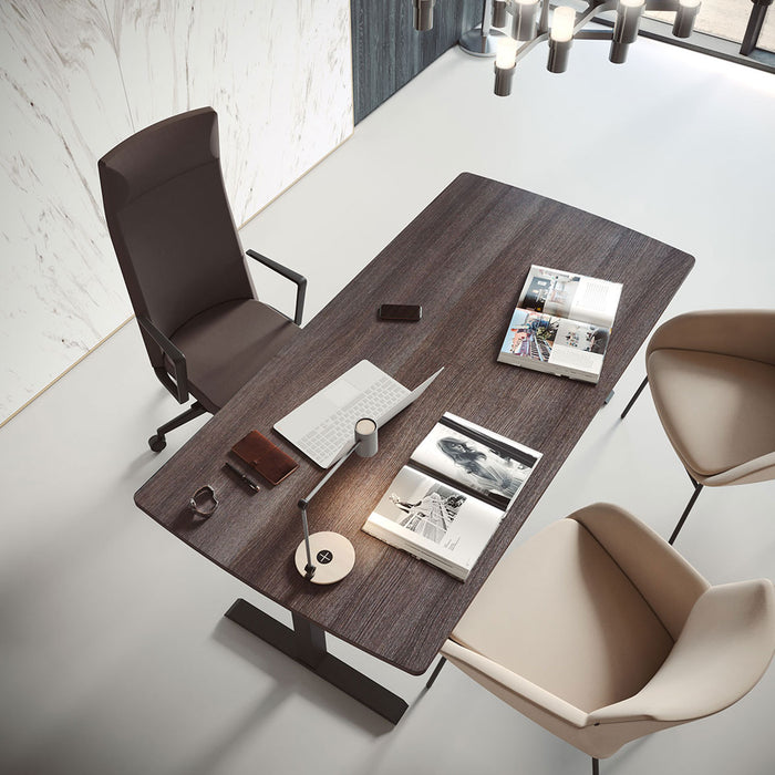 Bureau assis-debout Mobility plateau foncé – bureau de direction vu de haut