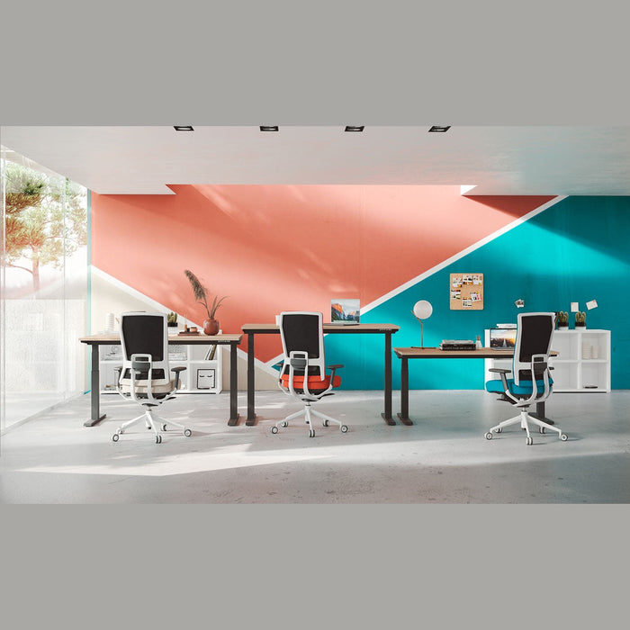 Bureau assis-debout Mobility – open space aux murs corail et bleu