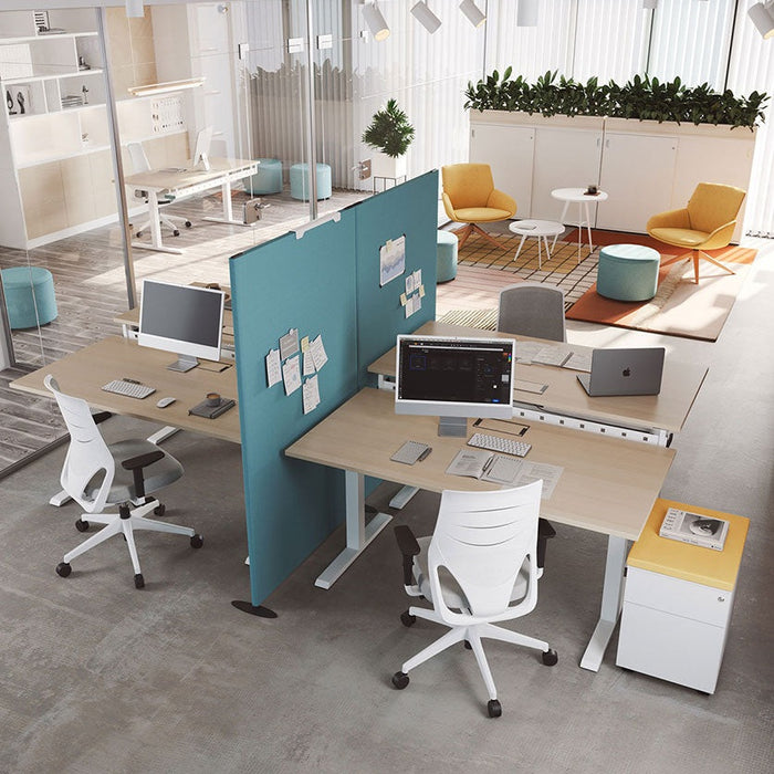 Bureau assis-debout Mobility – open space avec écrans acoustiques