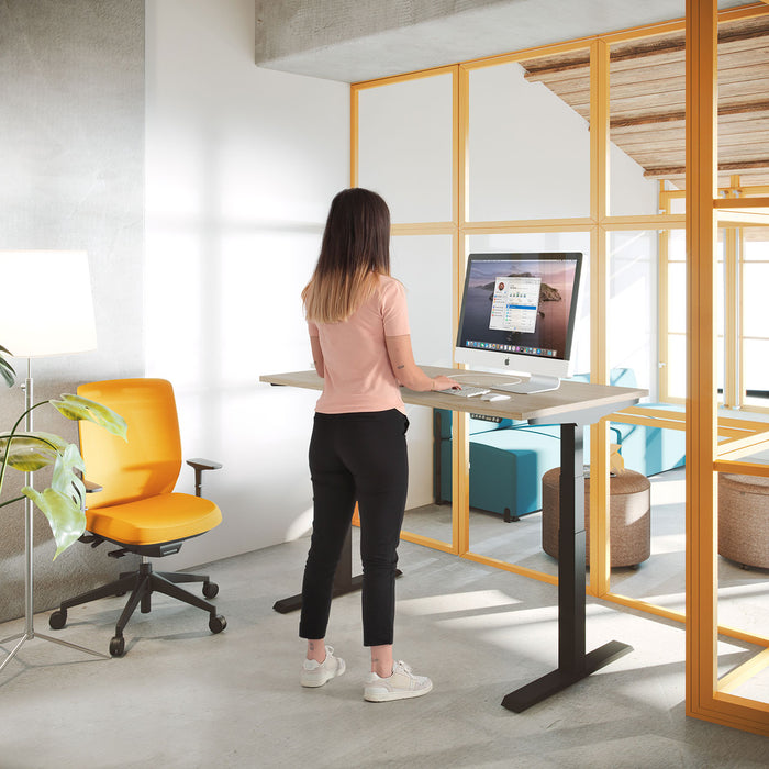 Bureau assis-debout Mobility – utilisatrice en position debout