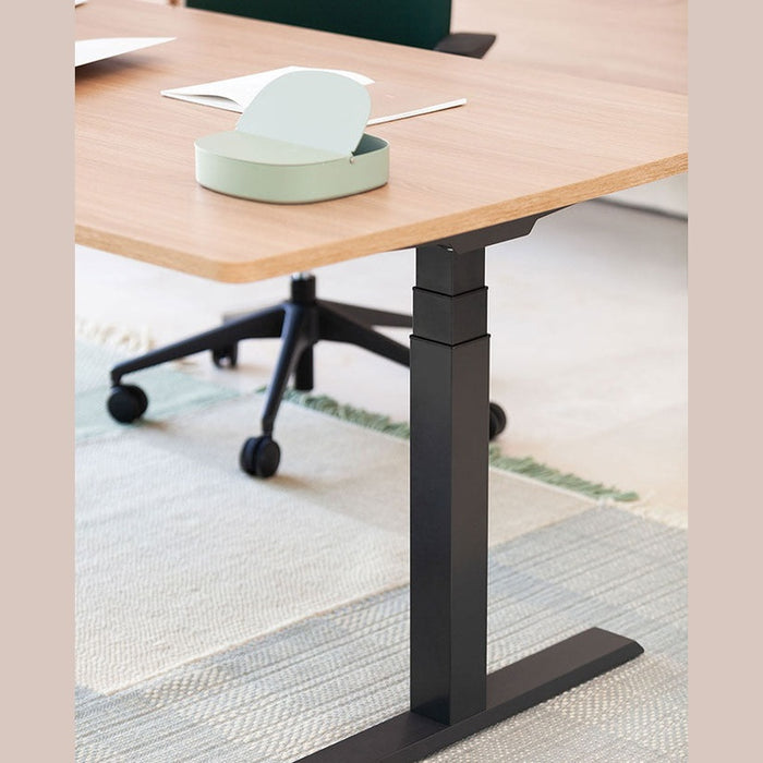 Bureau assis-debout Mobility chêne pieds noirs – détail du piètement