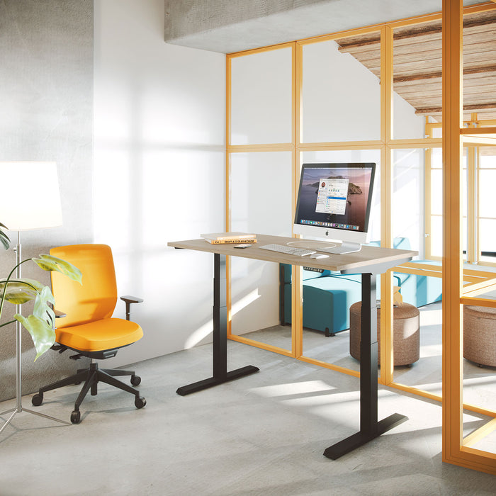 Bureau assis-debout Mobility – position debout près d'une cloison orange