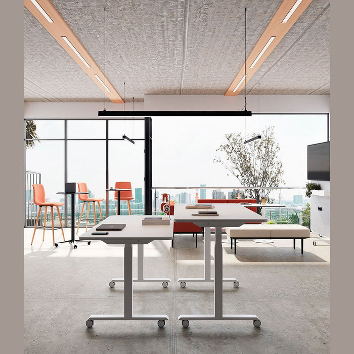 Bureau assis-debout Mobility – open space ouvert sur une terrasse
