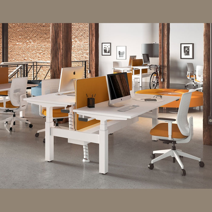 Bureau assis-debout Mobility – bench dans un loft en briques
