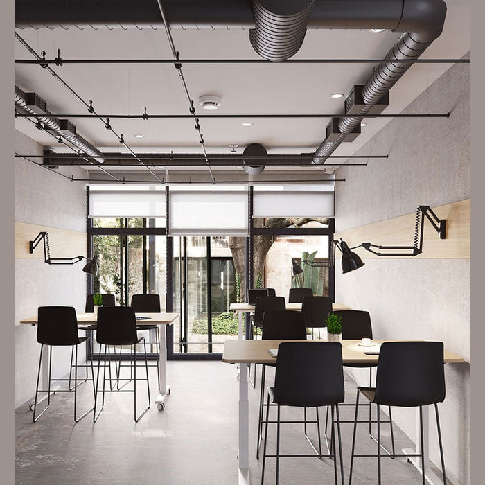 Bureau assis-debout Mobility – tables hautes dans un loft