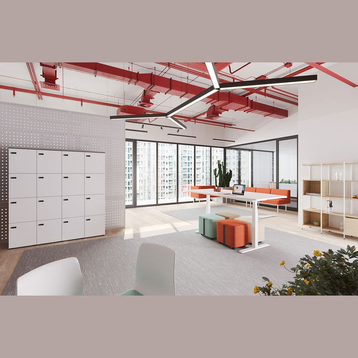 Bureau assis-debout Mobility – open space aux poutres rouges