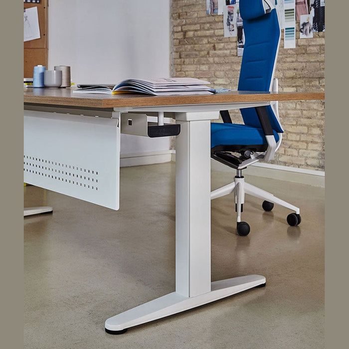 Bureau assis-debout Mobility – bureau blanc avec voile de fond dans un atelier