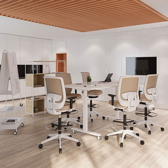 Bureau assis-debout Mobility – open space au plafond en bois