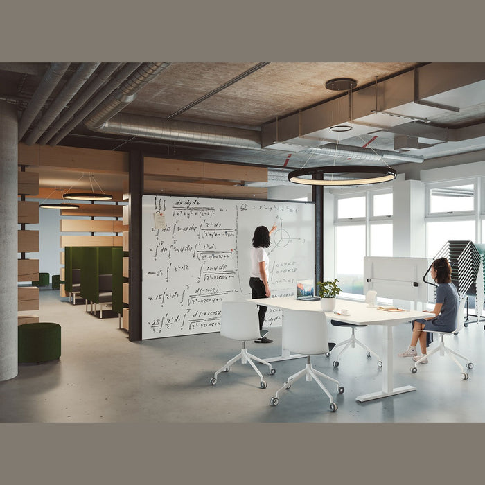 Bureau assis-debout Mobility – espace de travail avec tableau blanc