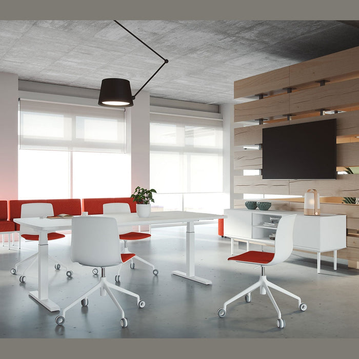 Bureau assis-debout Mobility – salle de réunion aux chaises rouges