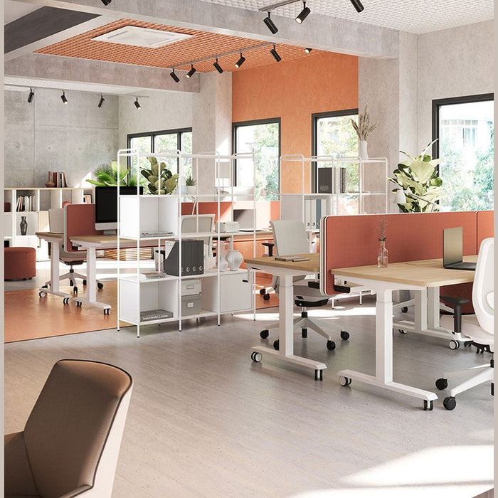 Bureau assis-debout Mobility – open space aux tons orange