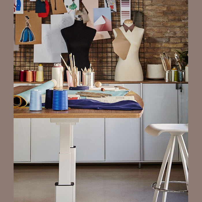 Bureau assis-debout Mobility – table haute dans un atelier de couture