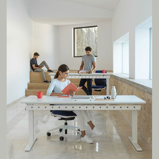 Bureau assis-debout Mobility – poste de travail blanc en situation