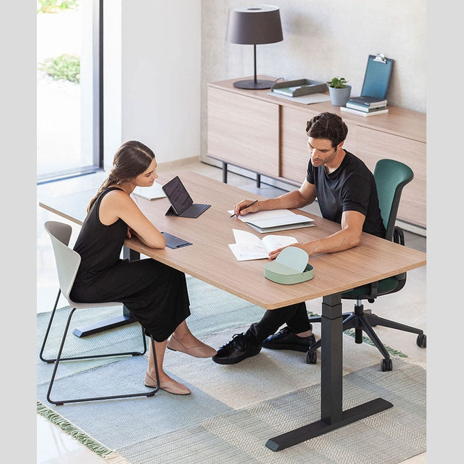 Bureau assis-debout Mobility chêne pieds noirs – travail à deux en situation