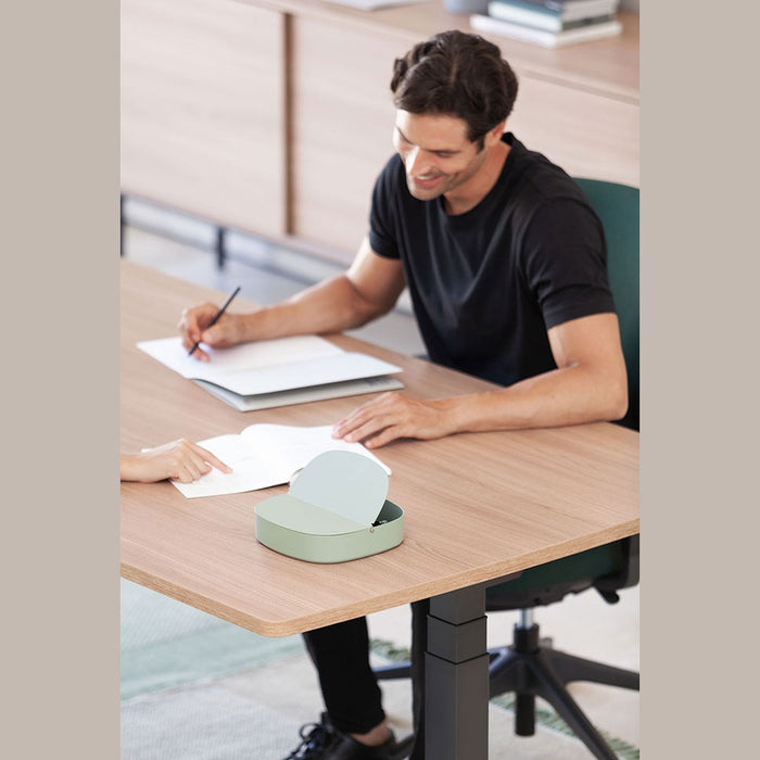 Bureau assis-debout Mobility – utilisateur au travail, vue rapprochée