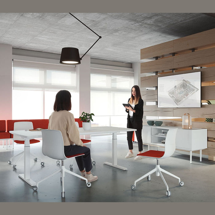Bureau assis-debout Mobility – open space avec claustra en bois