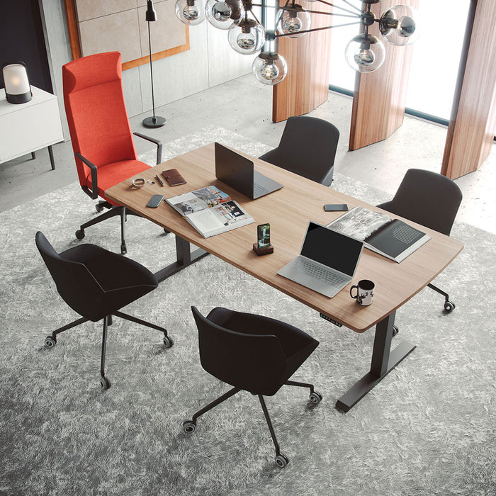 Bureau assis-debout Mobility chêne pieds noirs – réunion autour du bureau