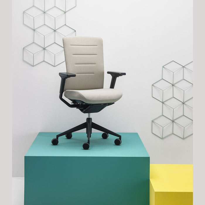 Siège de bureau TNK Flex beige – mise en scène sur podium