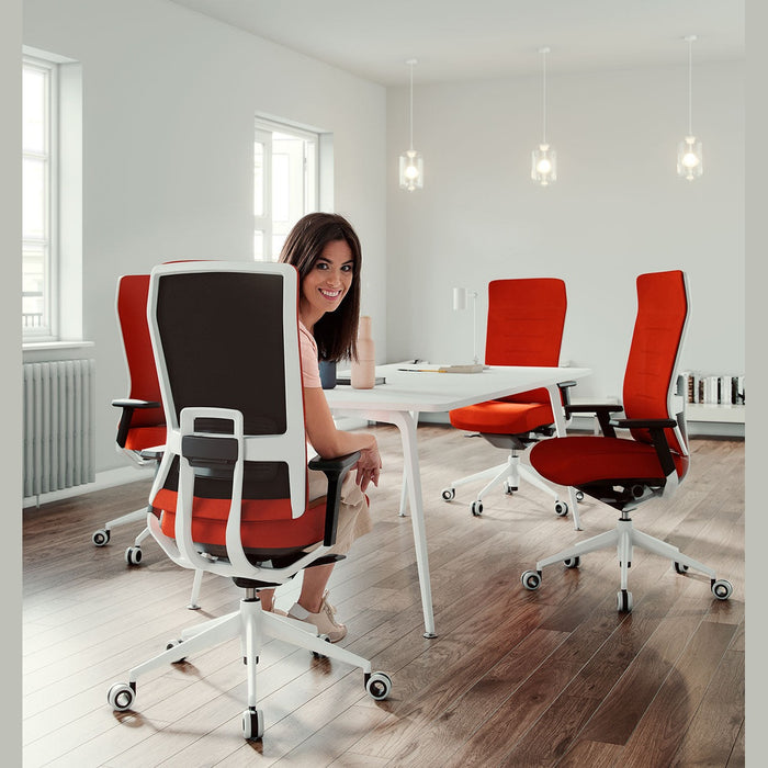 Siège de bureau TNK Flex rouge – en situation en salle de réunion