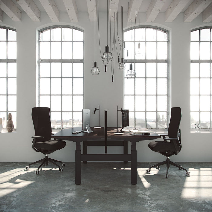 Siège de bureau TNK Flex noir – dans un loft aux grandes verrières