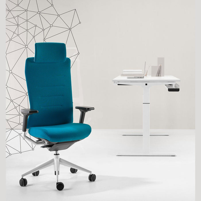 Siège de bureau TNK Flex bleu – en situation près d'un bureau assis-debout