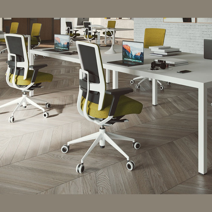 Siège de bureau TNK Flex jaune – autour d'un bench de travail
