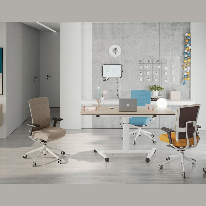 Siège de bureau TNK Flex – bureau partagé aux tons clairs