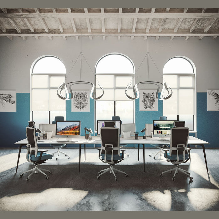Siège de bureau TNK Flex bleu – open space sous verrière
