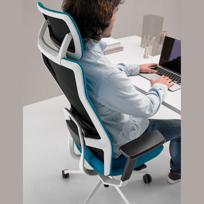 Siège de bureau TNK Flex – en situation de travail, vue de trois quarts