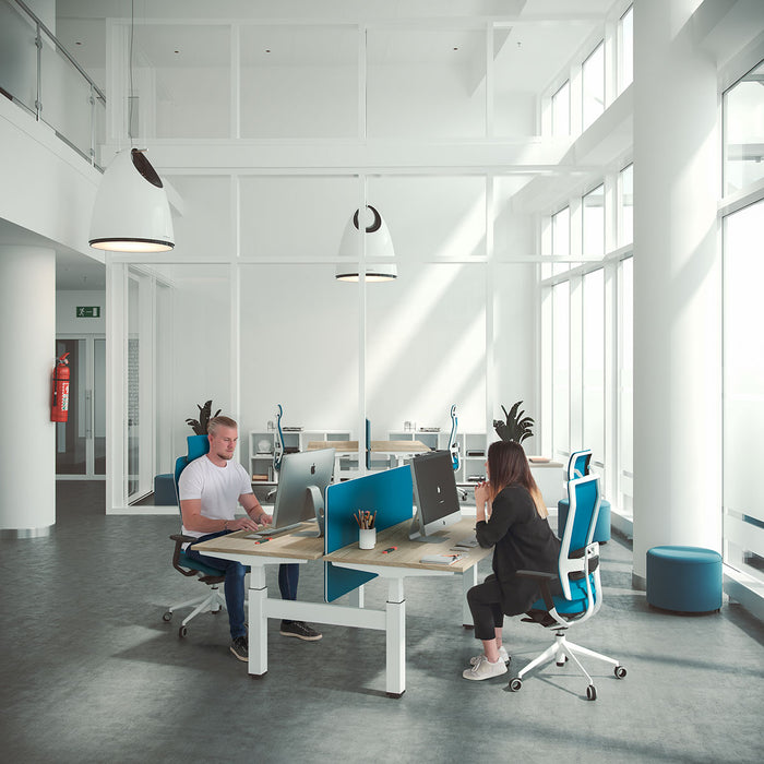 Siège de bureau TNK Flex bleu – équipe au travail sur un plateau lumineux