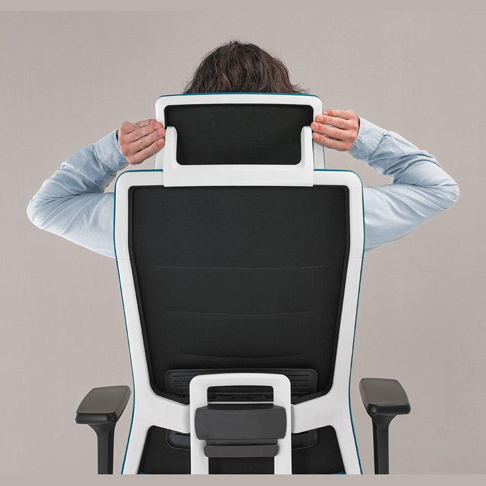 Siège de bureau TNK Flex – vue de dos, utilisateur détendu