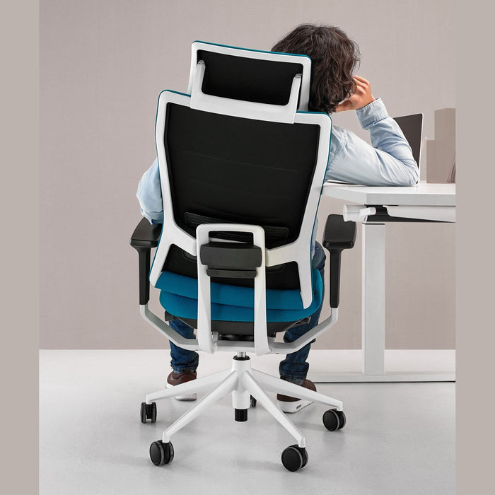 Siège de bureau TNK Flex cadre blanc – vue de dos en mouvement