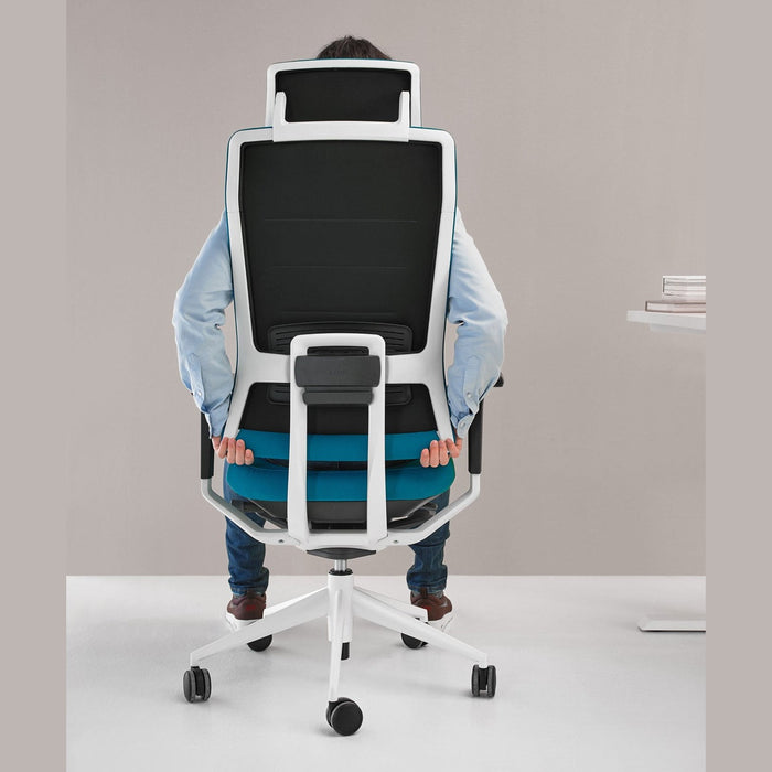 Siège de bureau TNK Flex – démonstration de l'assise oscillante