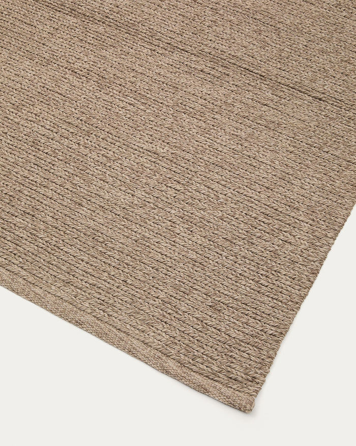Tapis Girona taupe – détail du tissage en fibres synthétiques
