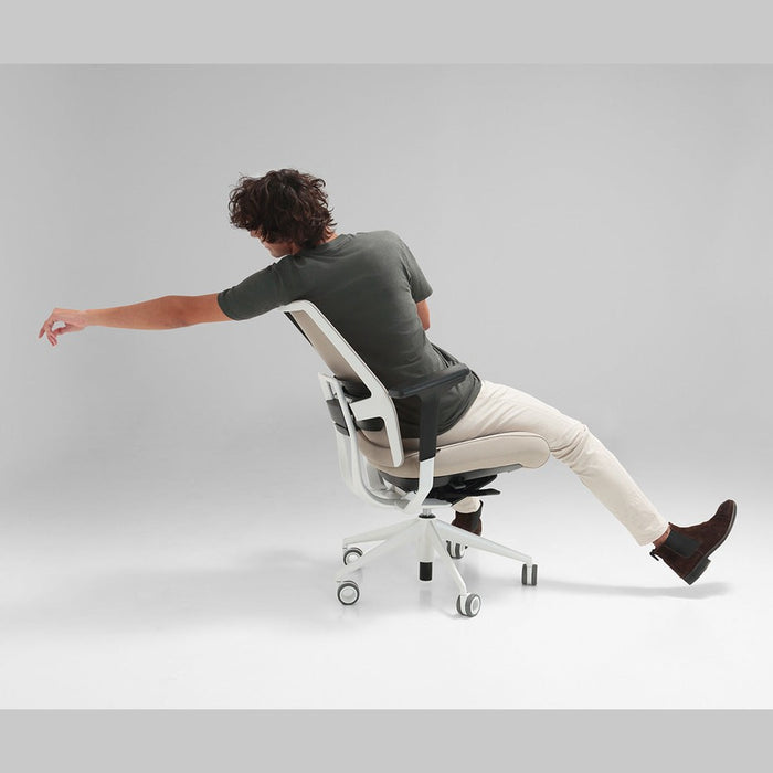 Siège de bureau TNK Flex – assise inclinée en mouvement