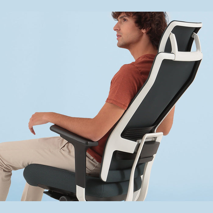 Siège de bureau TNK Flex maille noire – vue de profil en situation