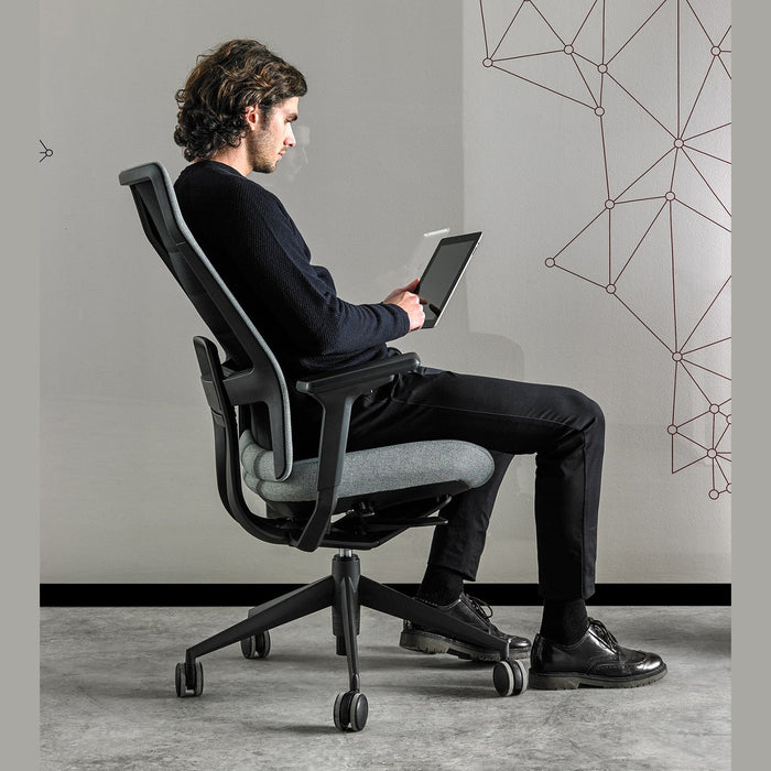 Siège de bureau TNK Flex – lecture sur tablette en situation
