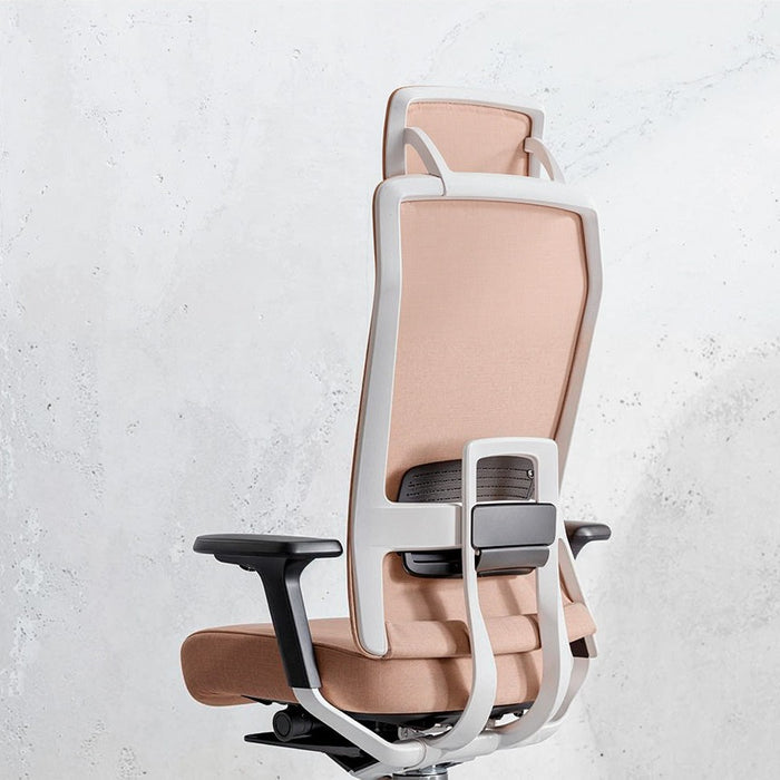 Siège de bureau TNK Flex cuivre – détail du dossier et des accoudoirs